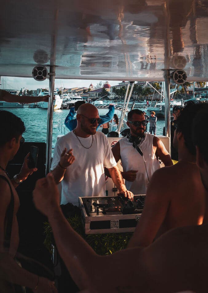 Deeplomatic Party Boat — foto 3 de 5