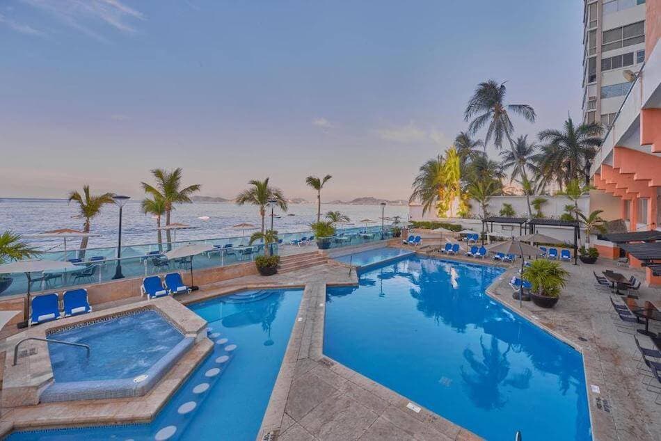 Copacabana Beach Hotel — foto 1 de 5